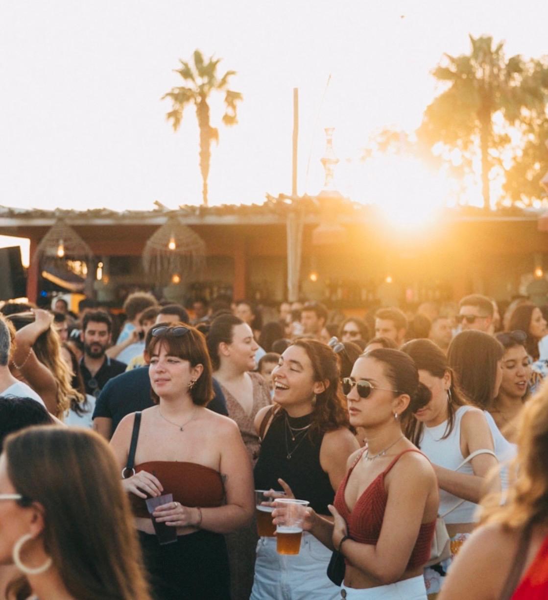 Conciertos, dj’s y tardeos en la playa: Conoce toda la programación de los chiringuitos para esta Semana Santa