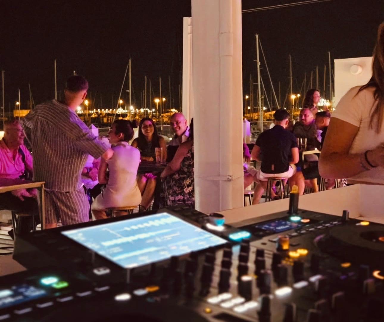 Música, atardecer y buen ambiente: Vuelve el tardeo más esperado a Moll de Costa